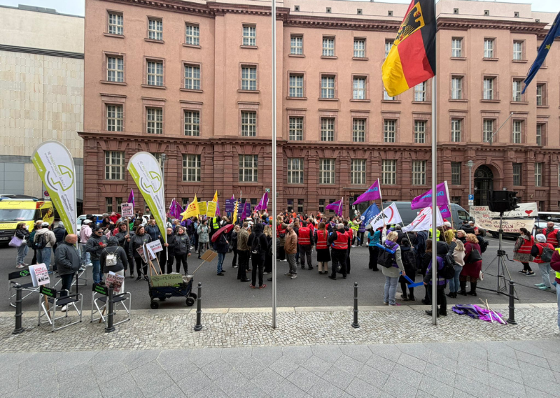 Walk of Care Berlin — Riccardo Roßmell mit Modus24-Team und Heimbeatmung-Fahne