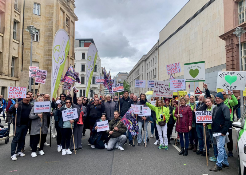 Walk of Care Berlin — Demonstrationszug vor dem BMG