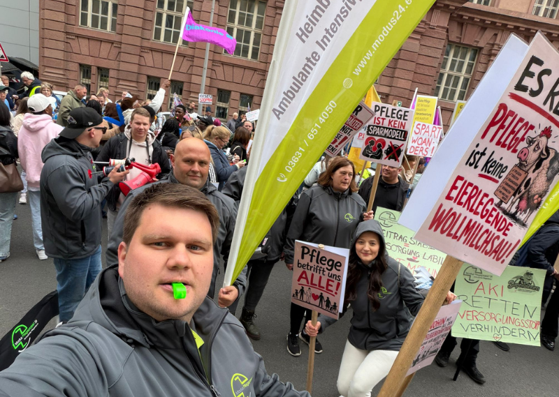 Walk of Care Berlin — Fahnen und Kundgebung